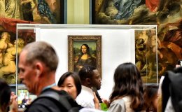 El espectáculo de ver la Mona Lisa supera al propio cuadro.
