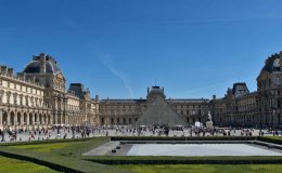 Museo del Louvre visto desde la place du Carrousel